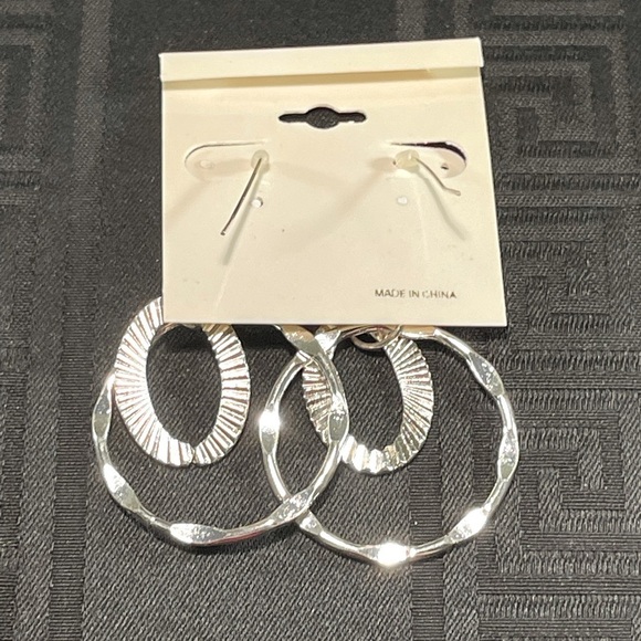 👋 3/$15 Fashion Earrings dangling Hoops 🔥 - Picture 3 of 5